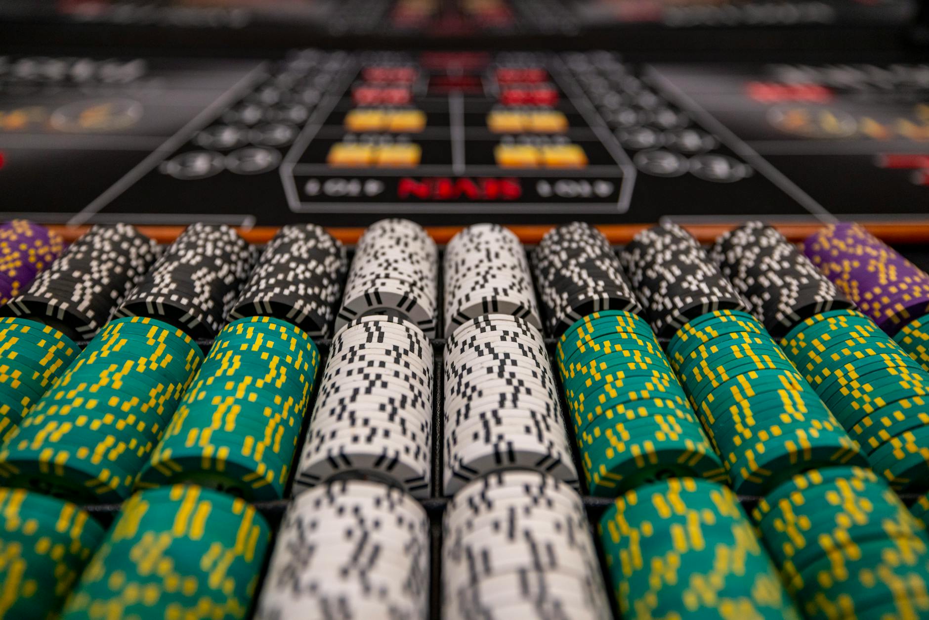 Chồng chip trên bàn baccarat thể hiện chủ đề quản lý vốn và kiểm soát rủi ro